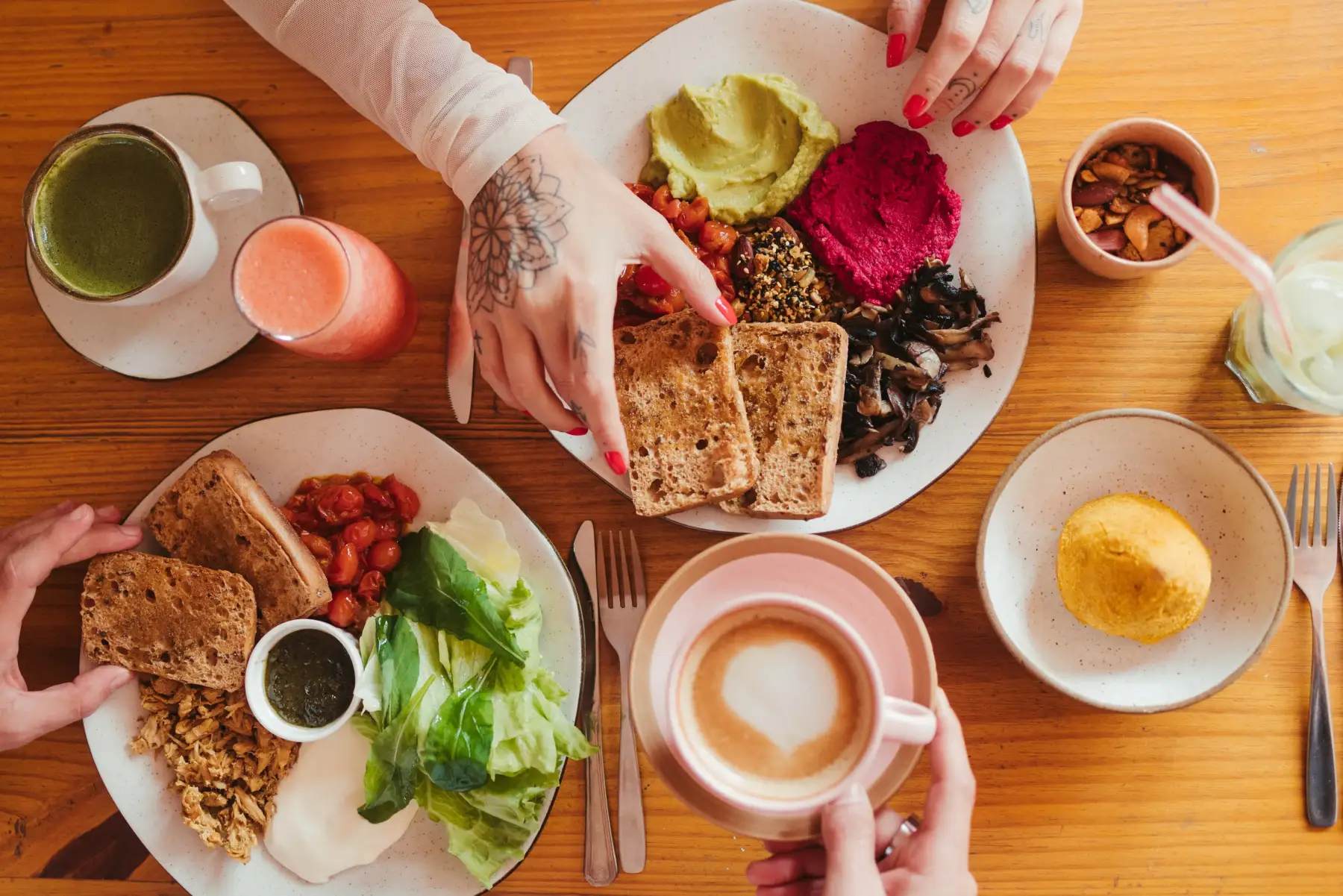 Mesa de brunch com toasts e café